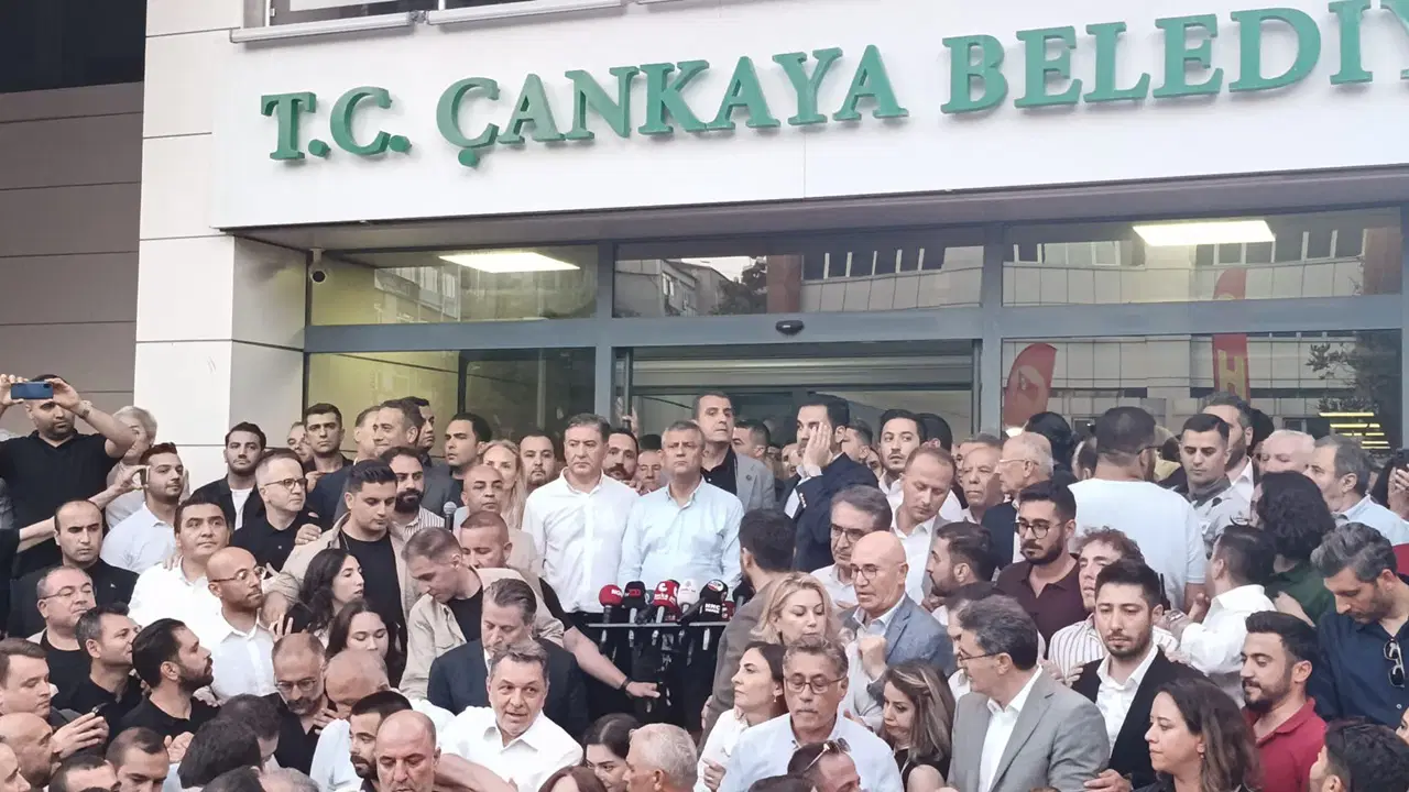 Gözaltına alınan Çankaya Belediye Başkanı Güner'e destek yürüyüşü... Özgür Özel, Erdoğan'a seslendi: 'Masumların canını yakma, gel benimle uğraş!'