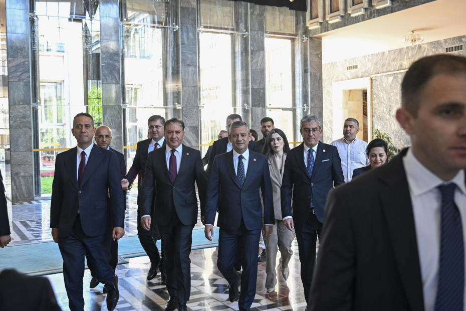 Özgür Özel ve Ekibi CHP'den Ayrılarak Yeni Parti Kurma Sürecini Başlattı