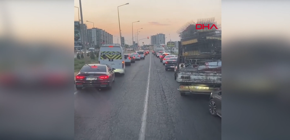 Diyarbakır’da Örnek Davranış: İtfaiye Aracına Fermuar Yöntemiyle Yol Açtılar