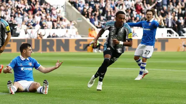Newcastle United, Hull City'yi Zor Lafta Devirdi ve Sezonun İlk Galibiyetini Aldı