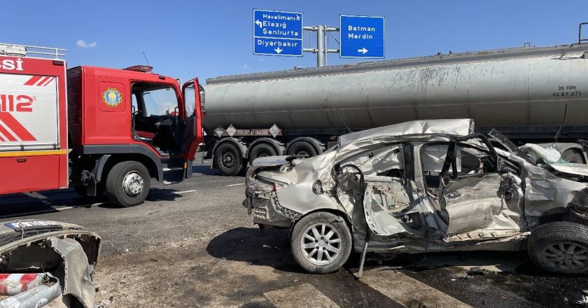 Diyarbakır'da tankerin çarptığı otomobilde 4 kişi yaralandı