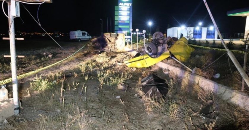 Elektrik direğine çarpan otomobil ikiye bölündü: 1 ölü, 3 yaralı – Son Dakika Türkiye Haberleri