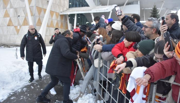 Galatasaray taraftarı Osimhen’i Sivas’ta sakatladı! Polis son anda kurtardı