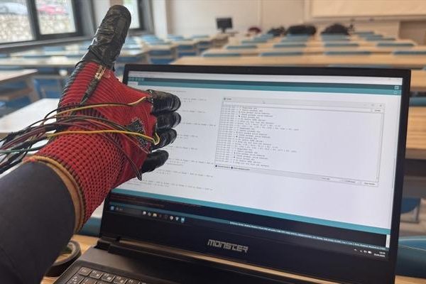 Üniversite öğrencileri işitme problemleri olan bireyler için “akıllı iletişim eldiveni” geliştirdi