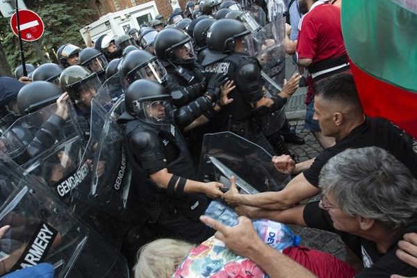 Bulgaristan’ın Euro’ya geçişi protesto edildi, göstericiler ve polis birbirlerine girdi