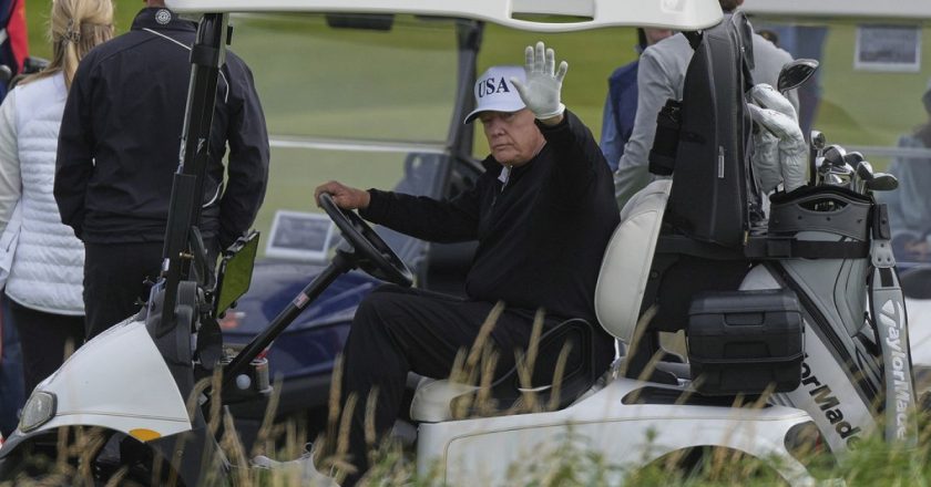 Protestolar devam ederken Trump İskoçya’da golf oynadı
