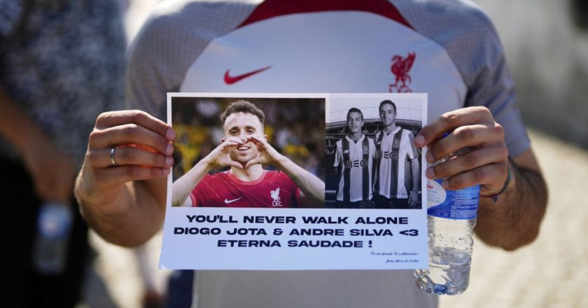 Binlerce kişi Liverpool’dan Diogo Jota’ya ve kardeşi Andre Silva’ya son gezisini göndermek için bir araya geldi.