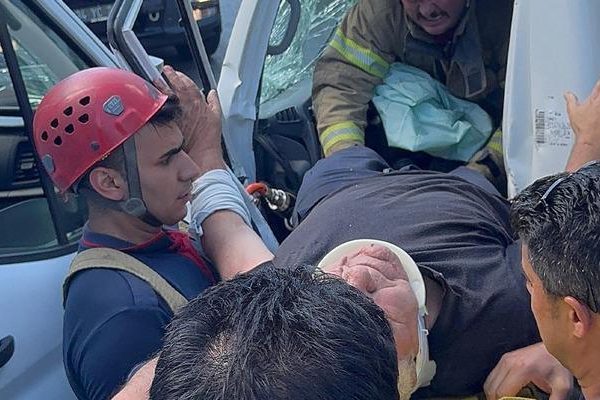 Panelvan başını çarptı -Testa bir minibüsle: 1 yaralı