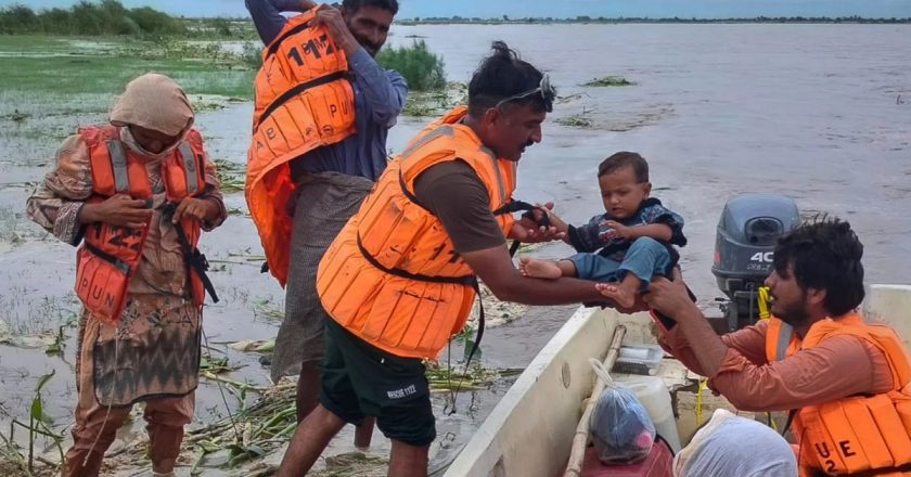 Pakistan’ın doğusuna doğru sel tehlikesi: Binlerce insan tahliye edildi