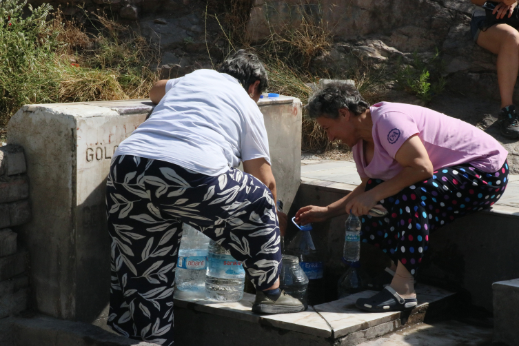 Ozmir'de su krizi: Boğa çeşmelerde eğitildi