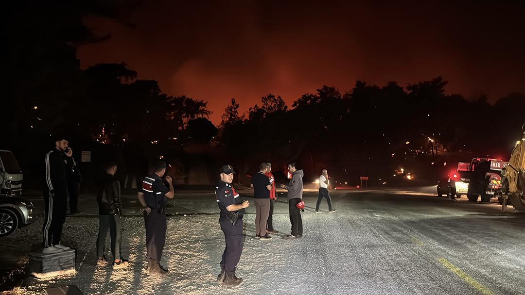 Antalya ve Mukla'daki orman yangınları! Alevler mahalleleri kuşattı, evde atladılar ... 4