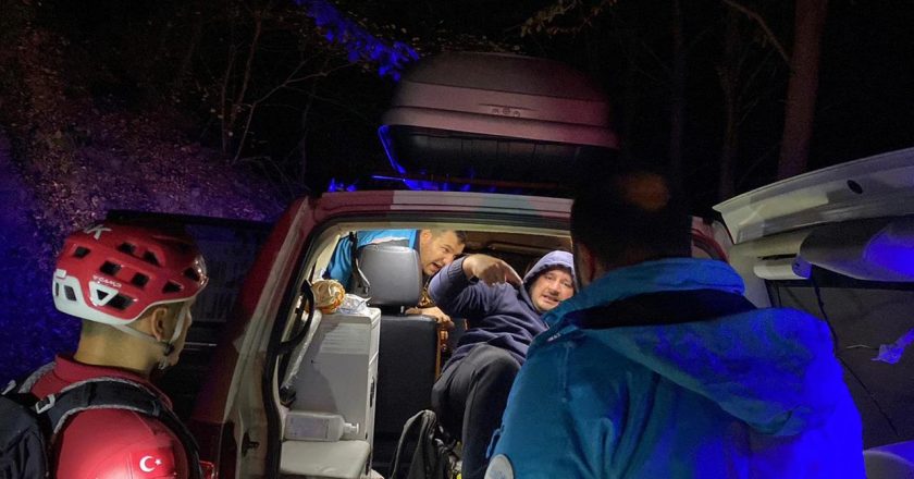 Takımlar, yürürken tuzağa düşmüş kişinin yardımına koştu