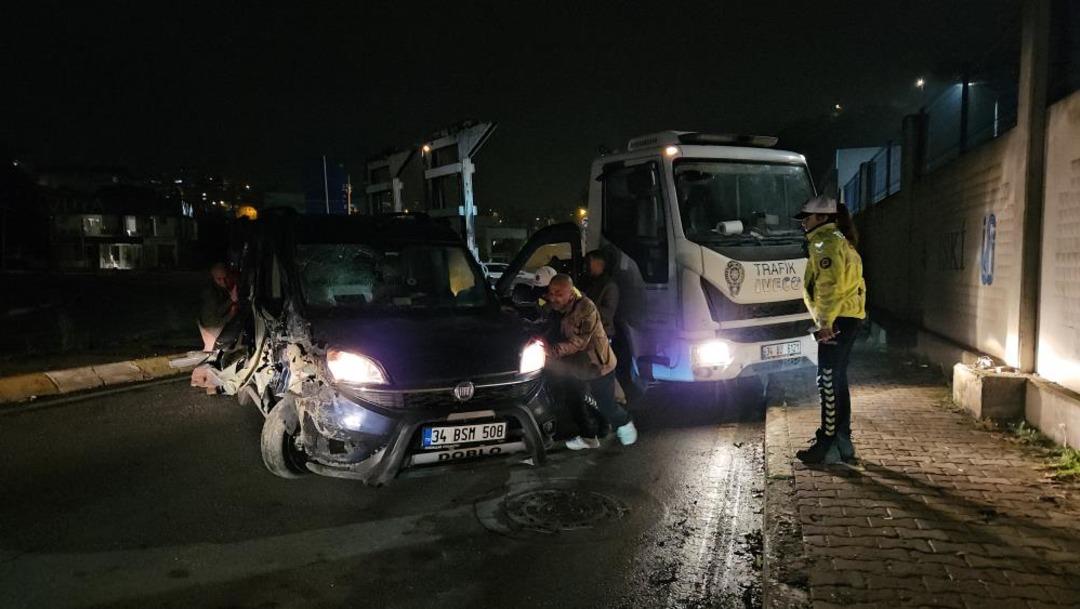 Parklı bir kamyona çarpan sürücü, ciddi hasarlı aracını terk etti ve kaçtı.