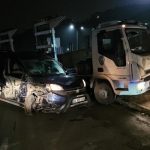Parklı bir kamyona çarpan sürücü, ciddi hasarlı aracını terk etti ve kaçtı.