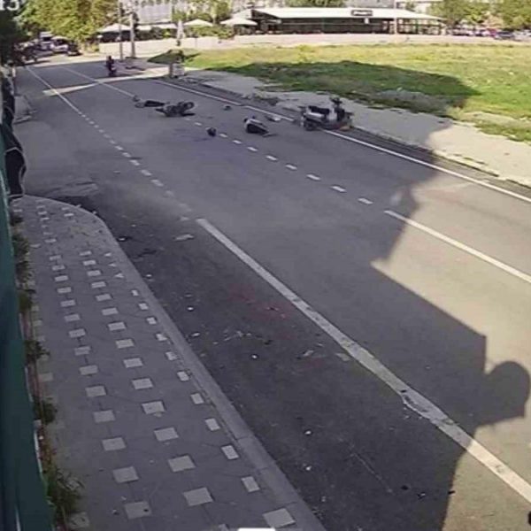 Çarpışan motosikletin sürücüleri yere savruldu: O anlar kameraya yansıdı