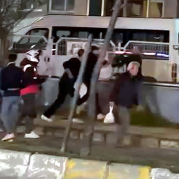 Kasklı Motokurye Arkadaşlarından Darbe Yedi