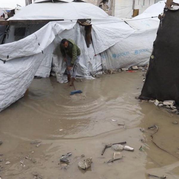 Gazze’de üç gündür devam eden şiddetli yağışlar onlarca çadırı sular altında bıraktı
