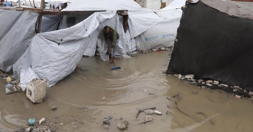 Gazze’de üç gündür devam eden şiddetli yağışlar onlarca çadırı sular altında bıraktı