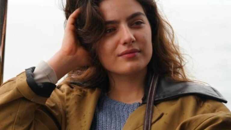 Taşacak Bu Deniz’in Eleni’si Ava Yaman özel geceye yine damga vurdu! Saçı, elbisesi ve ayakkabıları sosyal medyayı ikiye böldü